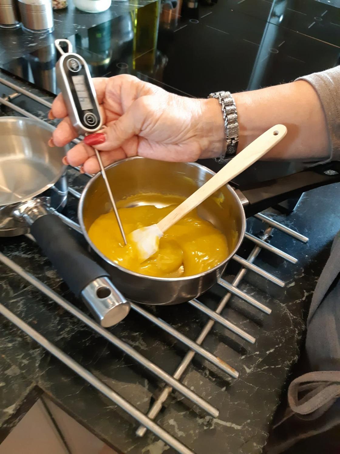 sjekking av temperatur under produksjon av salve