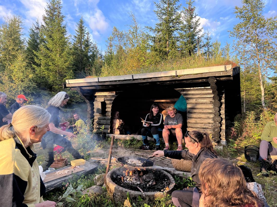sosialt lag rundt soppsteking ved gapahuk