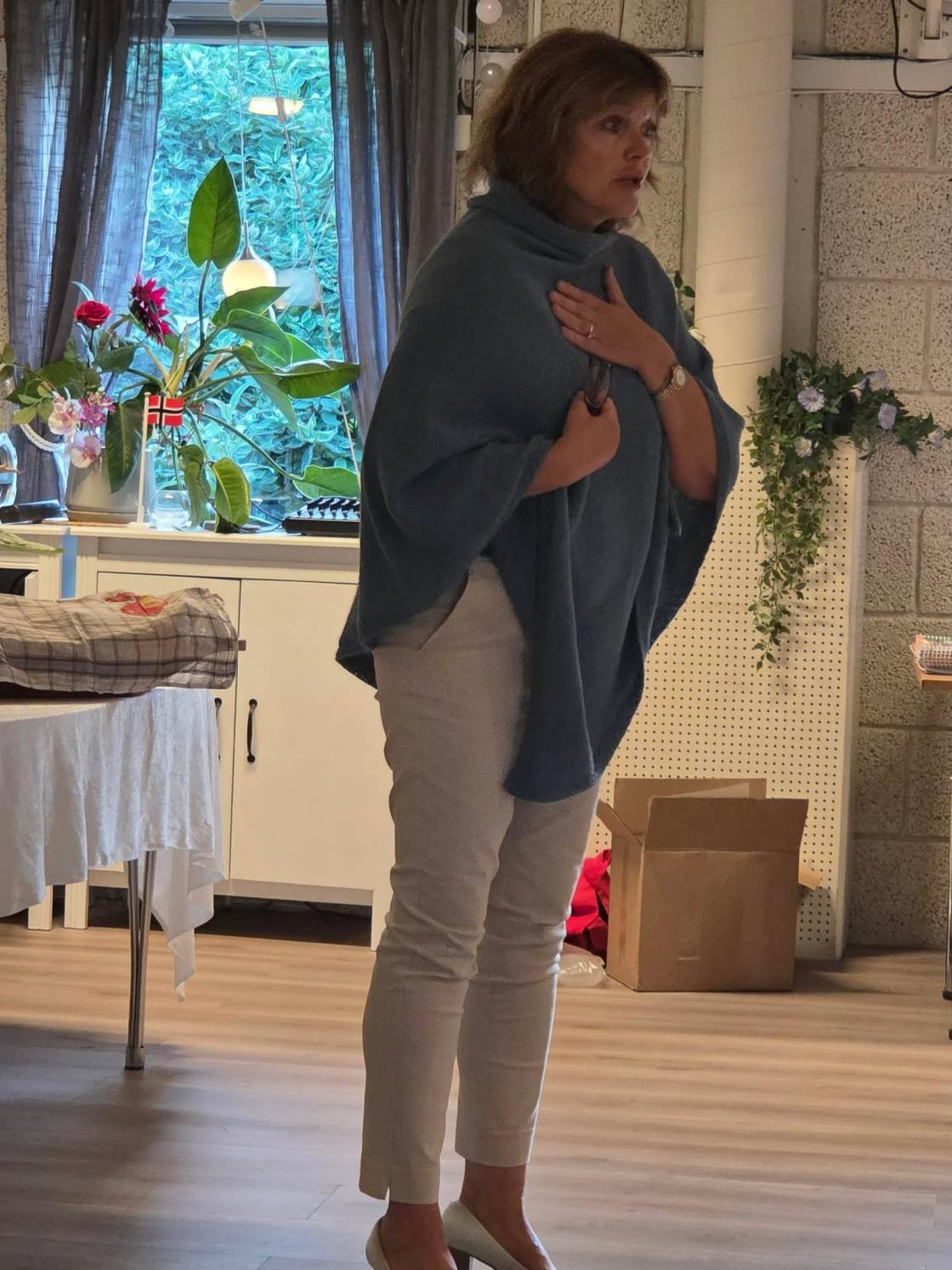 Ingvild Bryn fikk en strikket poncho som takk for sitt inspirerende foredrag.