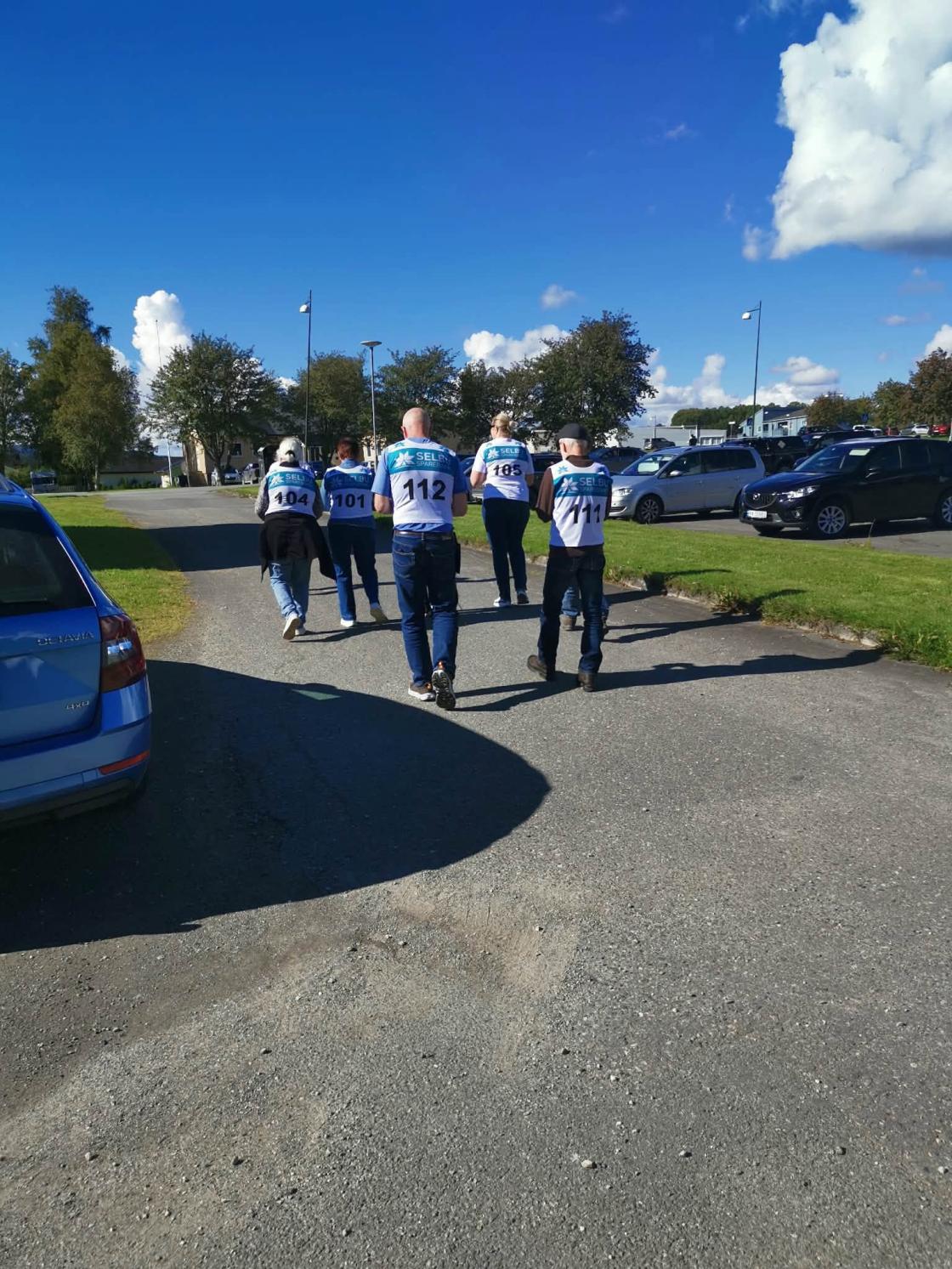Flere deltagere i gåstrikking på vei