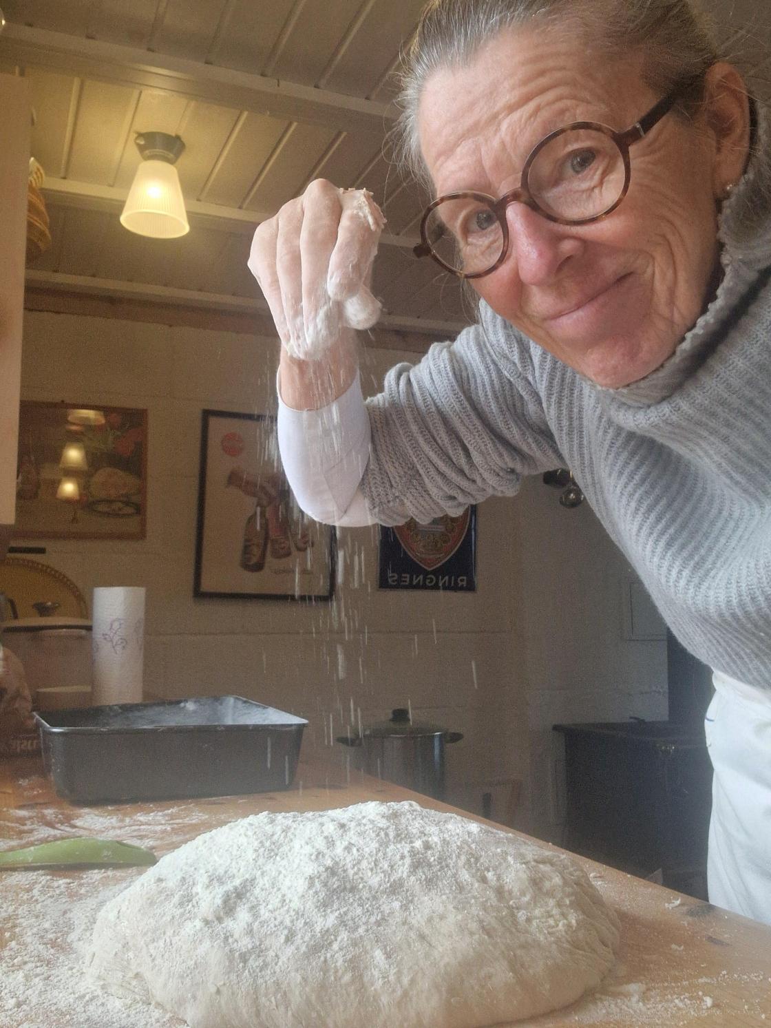 Hvordan bake brød uten strøm og i vedfyrt bakerovn?
