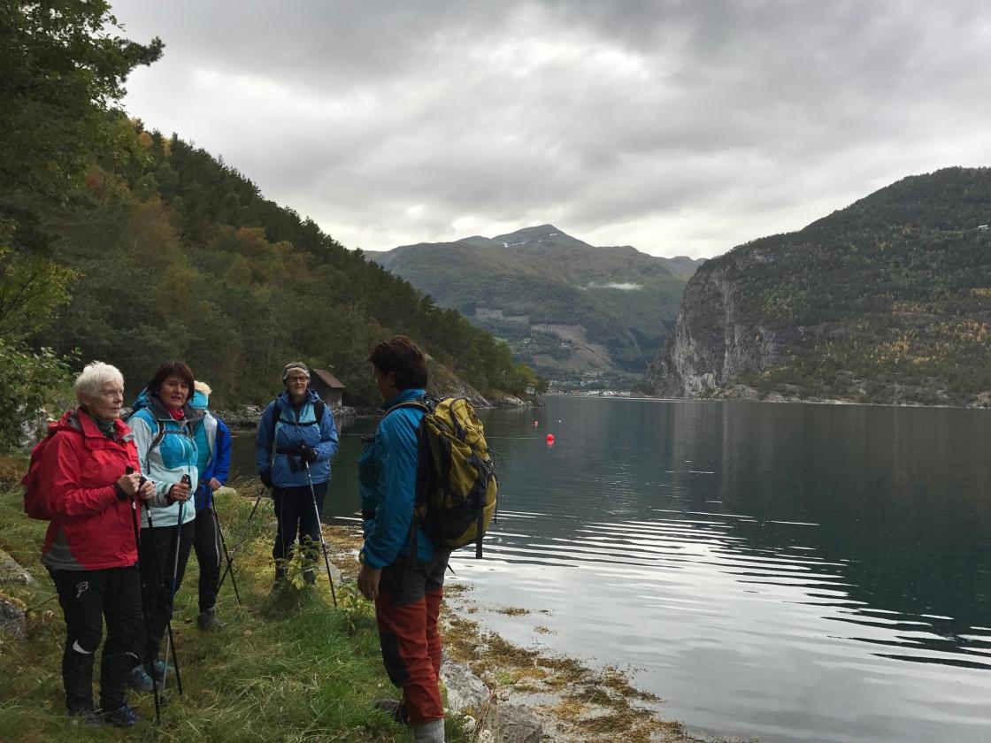 Naustet i Kvernhusneset i bakgrunnen.