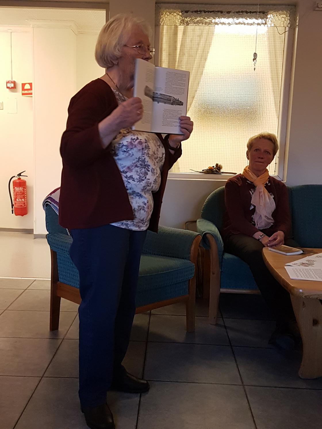 Som takk for fint spill, fikk Sigrid og Ingrid Christina boka «Folketoner fra Land» som Kari har medvirket i produksjonen av, i 1996.