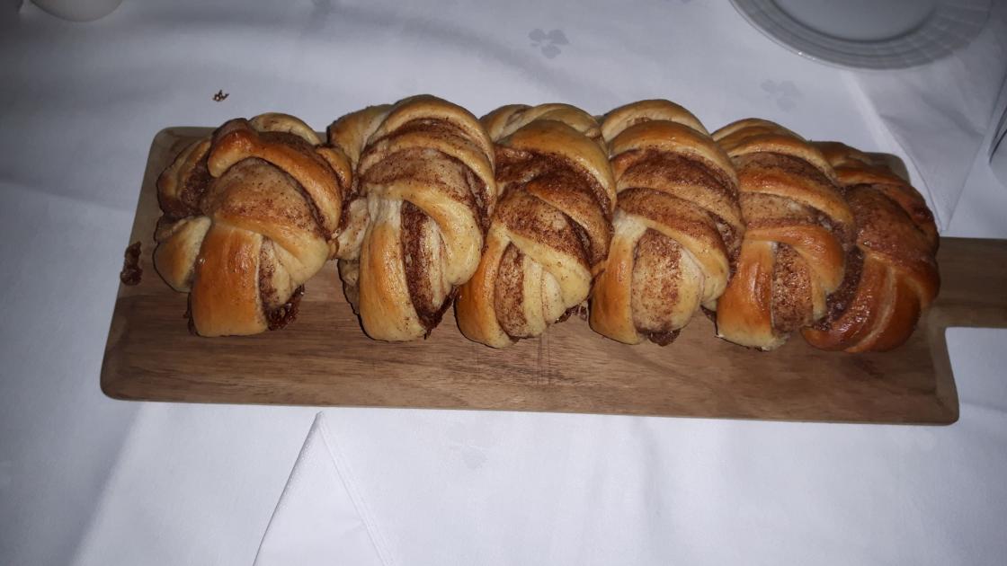 Nysteikte kanelknuter.