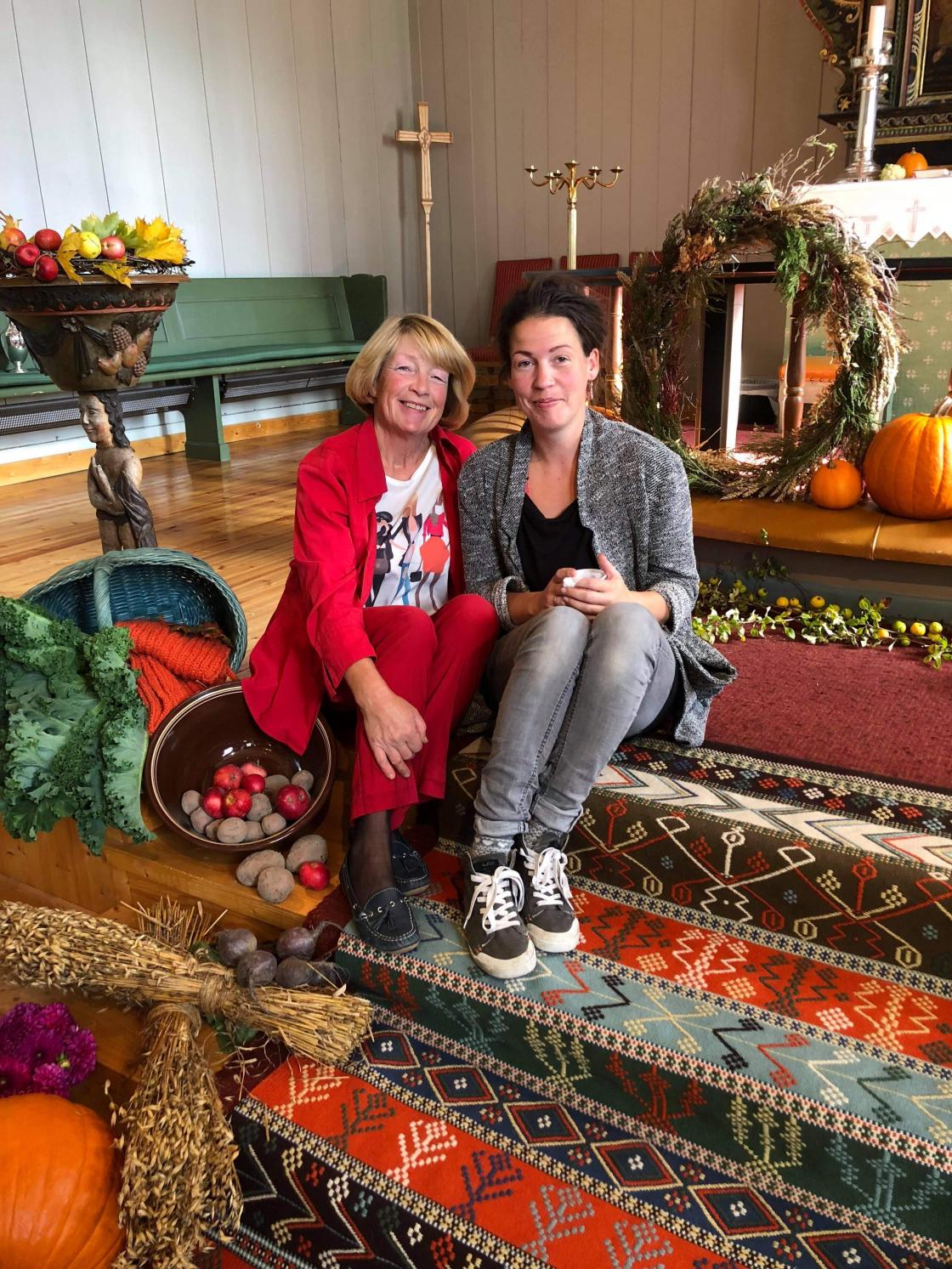 Ingvild Stomsvik og Marianne Løchen hadde dekorert kirken. Foto: Kathrine Kleveland