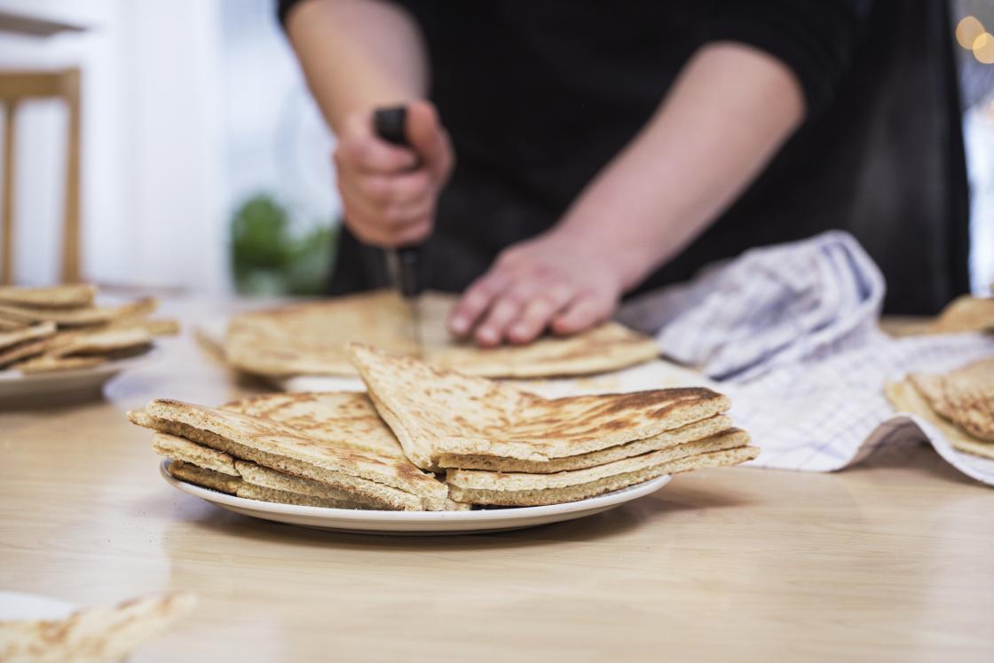 Lefsene som ble bakt var en tykk variant av Hardangerlefse. De smakte godt med smør, kanel og sukker på!