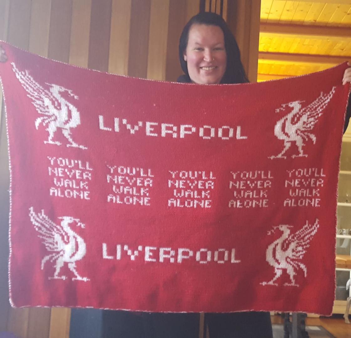 Charlotte har strikket pledd i dobbelstrikk