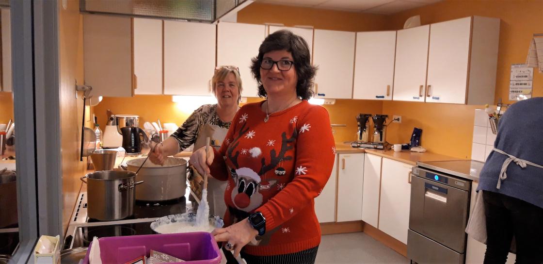 Damene på kjøkkenet. Foto: Monika Vågan