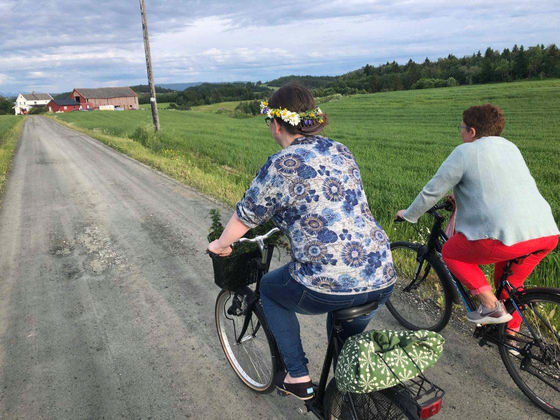 Vi sykler videre til neste stopp hos Liv og Georg Reitan