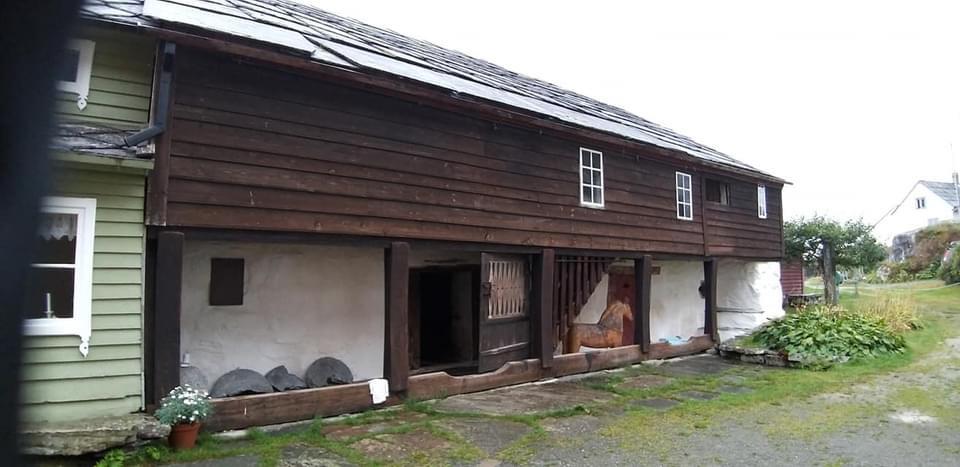 Lagmannstova frå 1250. Den er bygd med tymber frå Varaldsøy av lagmann, ridder og riksråd Sigurd Brynjulfsson. Han var ein av rådgivarane til kong Eirik Magnusson