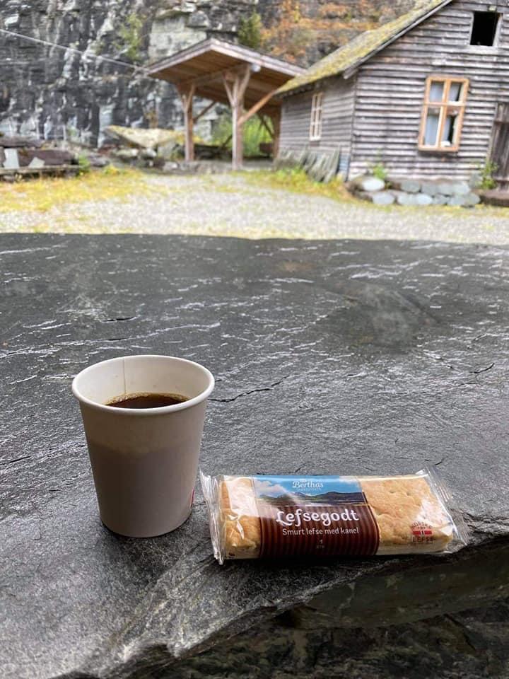 Litt kaffi og lefser før turen gjekk ned igjen.