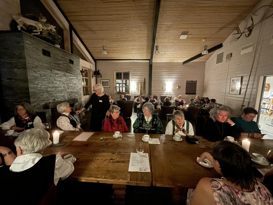 Kaffe og kake i peisestua