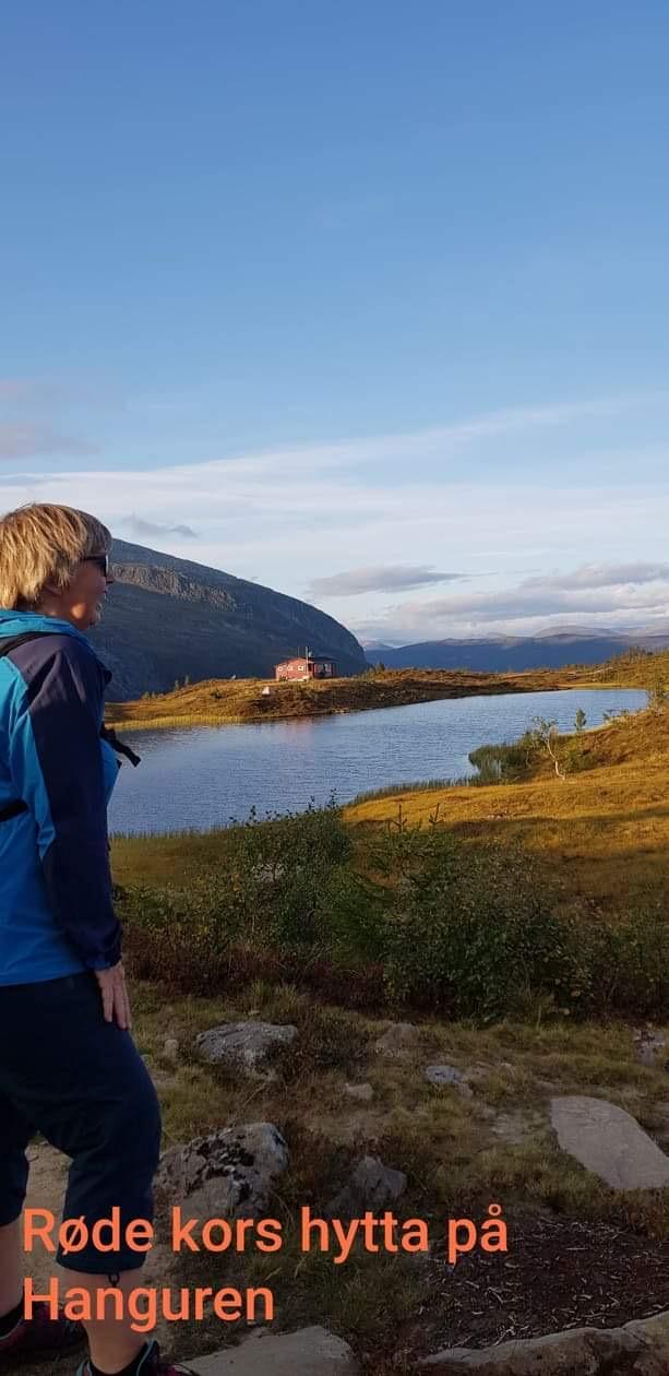 Flott utsikt med Røde Kors hytta på Hanguren.