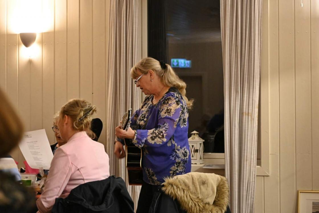 Marit spiller opp til allsang