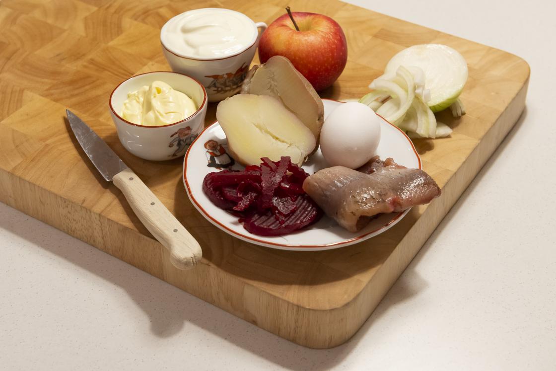 Eva Øvren har funnet fram ingrediensene som hun skal lage sildesalat av. Foto: Anders Henriksen.