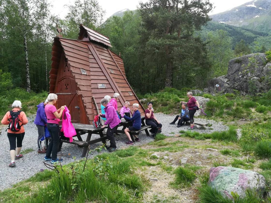 Tilbake til lavvoen, kaffi og snadder kjem fram!