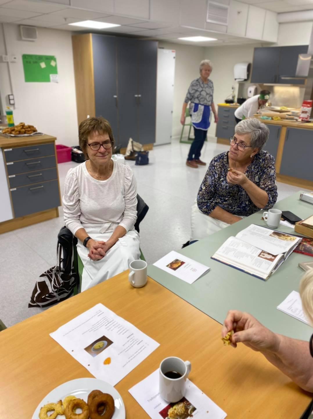Det ble tid til en pust i bakken med kaffe og kakesmaking