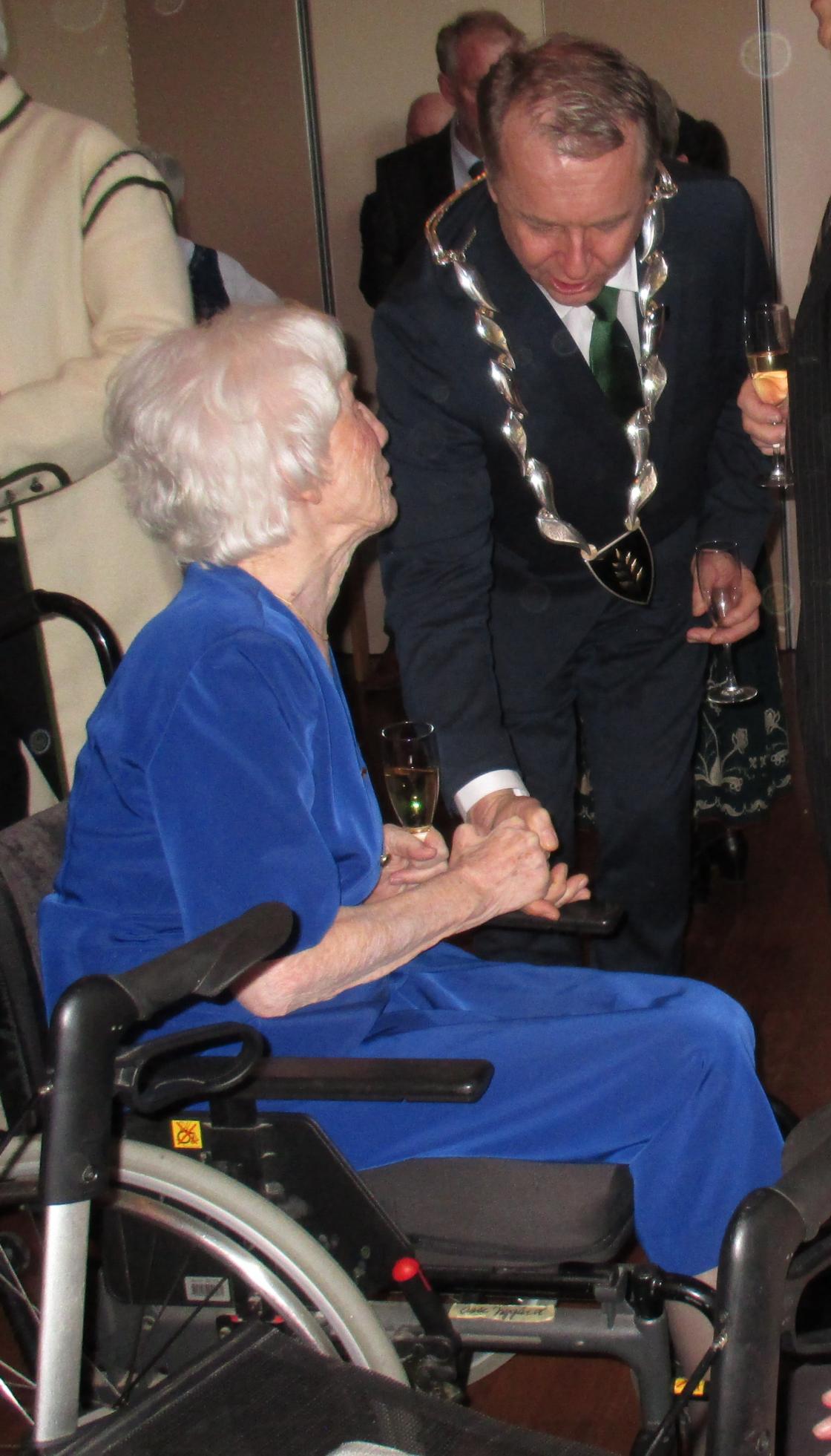 Hyggelig møte mellom Ordfører Saxe Frøshaug og Aase Nygård