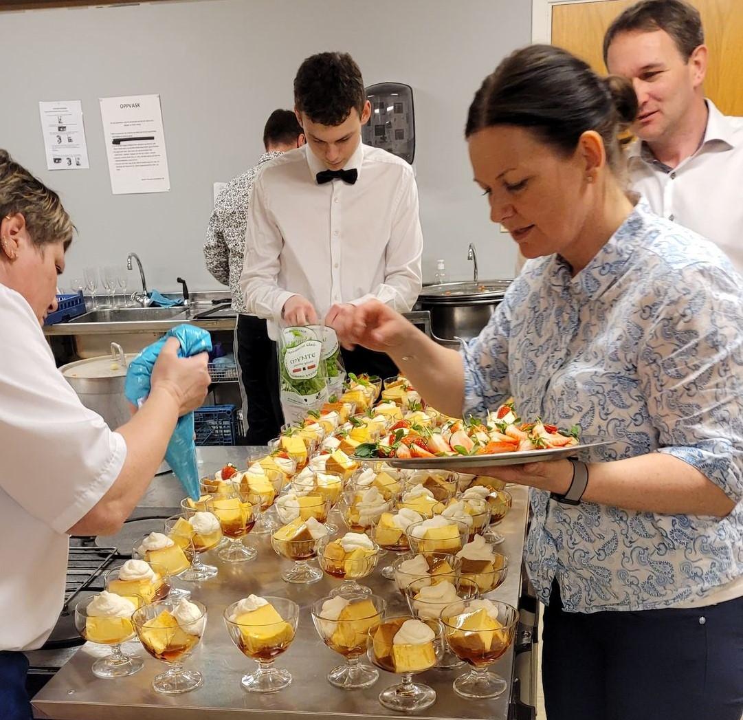 Hektisk aktivitet på kjøkkenet med drevne 4H-ere