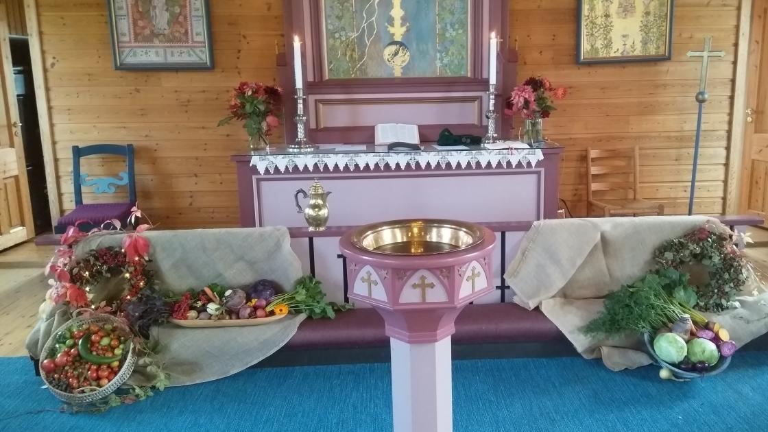 Auli kirke pyntet med markens grøde