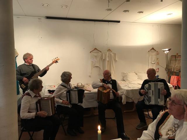 Andersens orkester spilte og underholdt. Foto: Trine Evensen