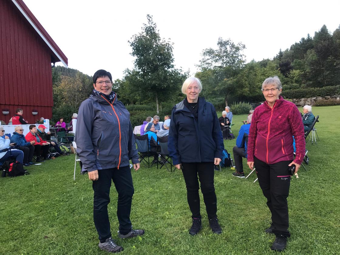 Samarbeid i bydga er viktig. Anne Irene Myhr står her til venstre på en lokal tilstelning i Sparbu. Sammen med seg har hun Jorun Barkald Fjær Henning fra Mære sanitet og Ingrid Lill Kolset som er ildsjel i både Mære sanitet og Sparbu Bygdekvinnelaget. Foto: Privat.