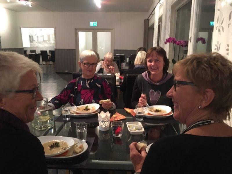 Sosialt på årsmøtet, foto: Kjersti S. Håland