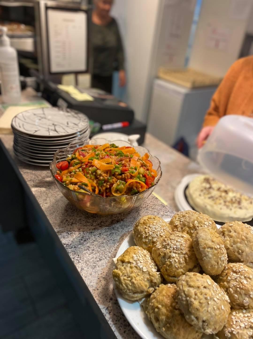 Nydelig servering med retter av bygg