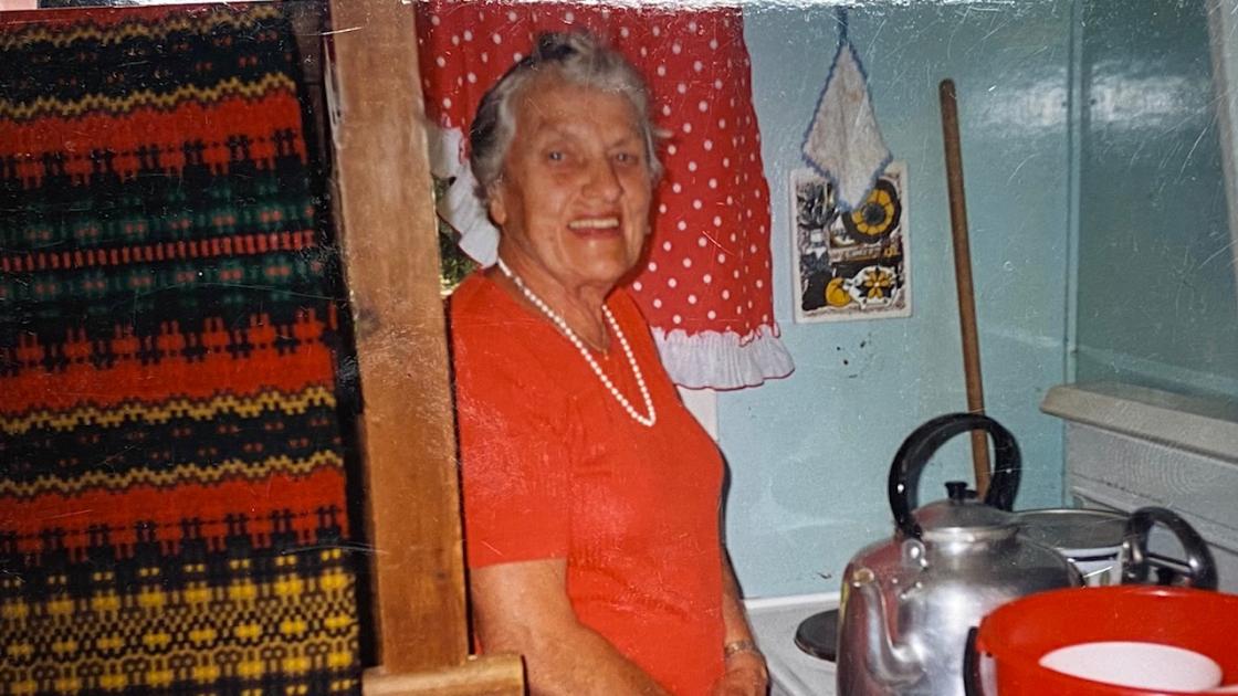 Astrid Pedersen på kjøkkenet i Jutehaugen