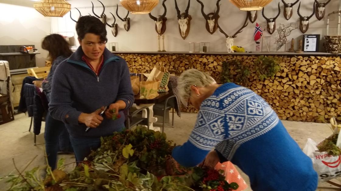 Bente og Torill  lager krans