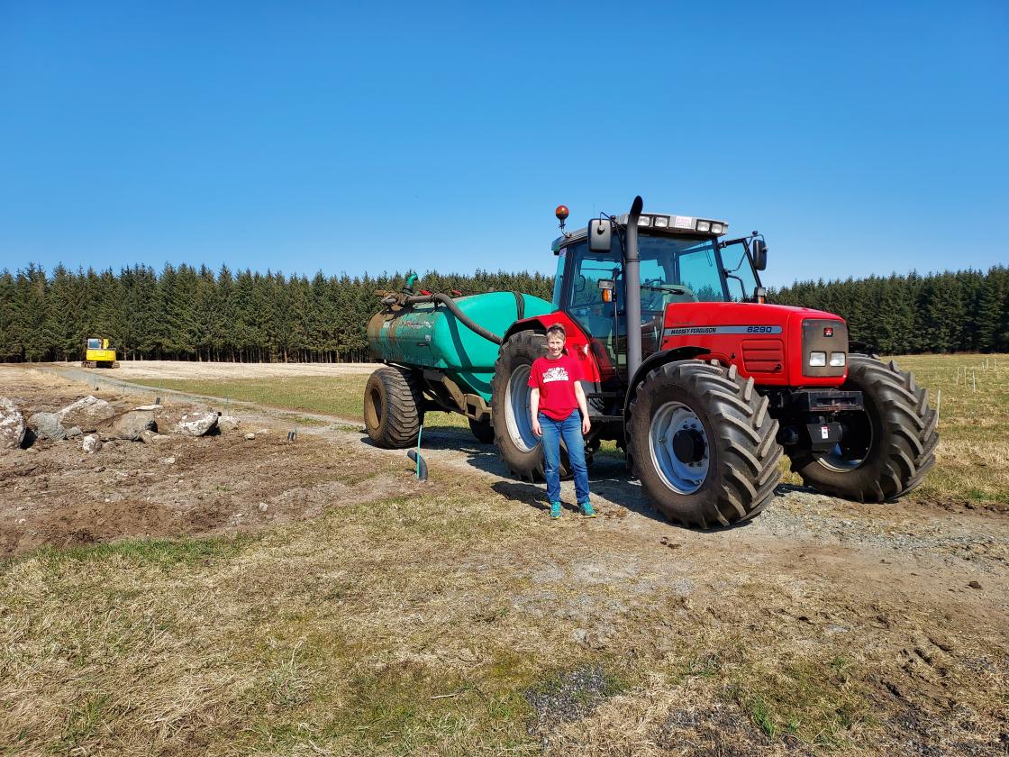 - Dersom lønnsomheten i jordbruket og bondens inntekt hadde vært bedre enn det den er i dag, tror jeg det ville være lettere for mange å takke nei til tilbudet om en opsjonsavtale, sier Anne. Foto: Privat.