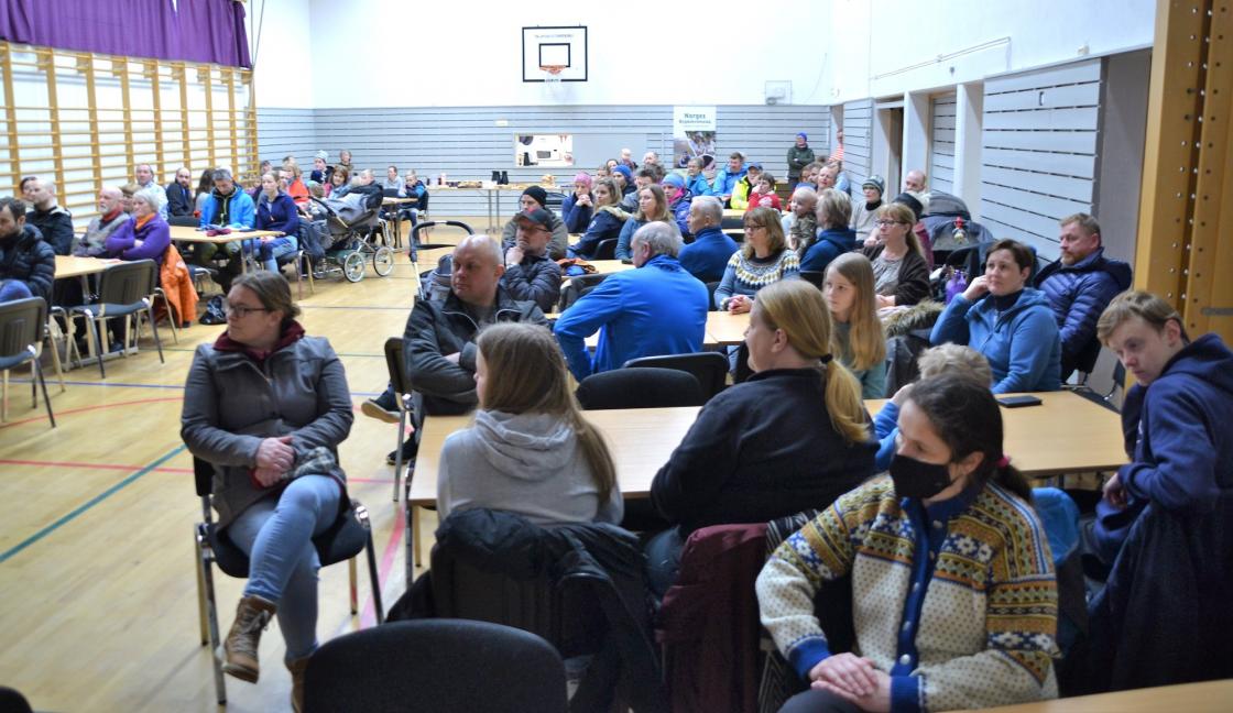 Det var veldig mange som møtte opp for å høre appellene i grendahuset.Foto: Ingunn Karijord/Aura Avis