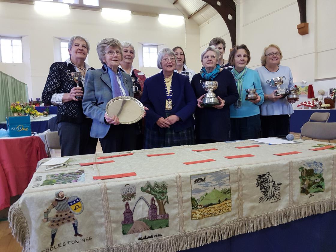 Premiutdeling i Peeblesshire: Trofeer deles ut til vinnerne fra de ulike lokallagene. Nummer fire fra høyre er styreleder i The Scottish Women Institute Mrs. Christine Hutton.