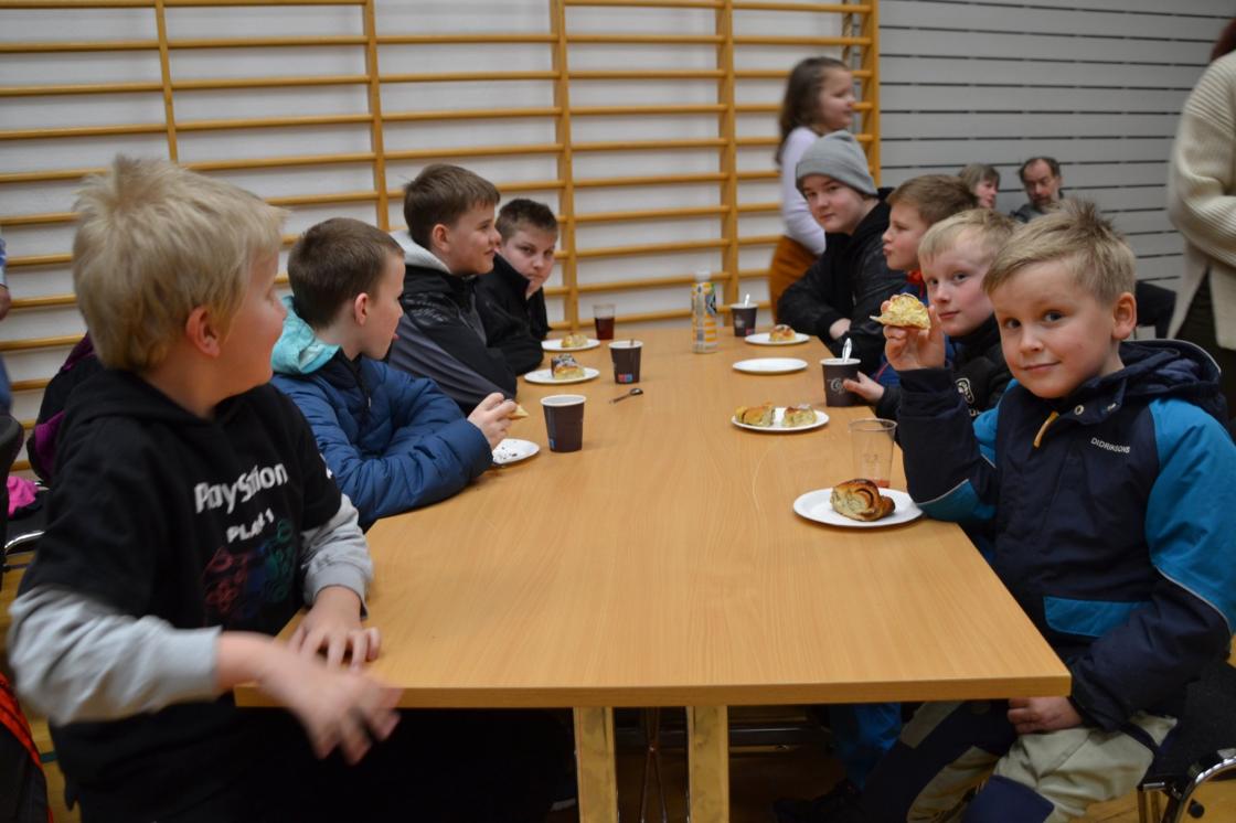 Skoleelever var selvsagt også med. Foto: Ingunn Karijord/Aura Avis