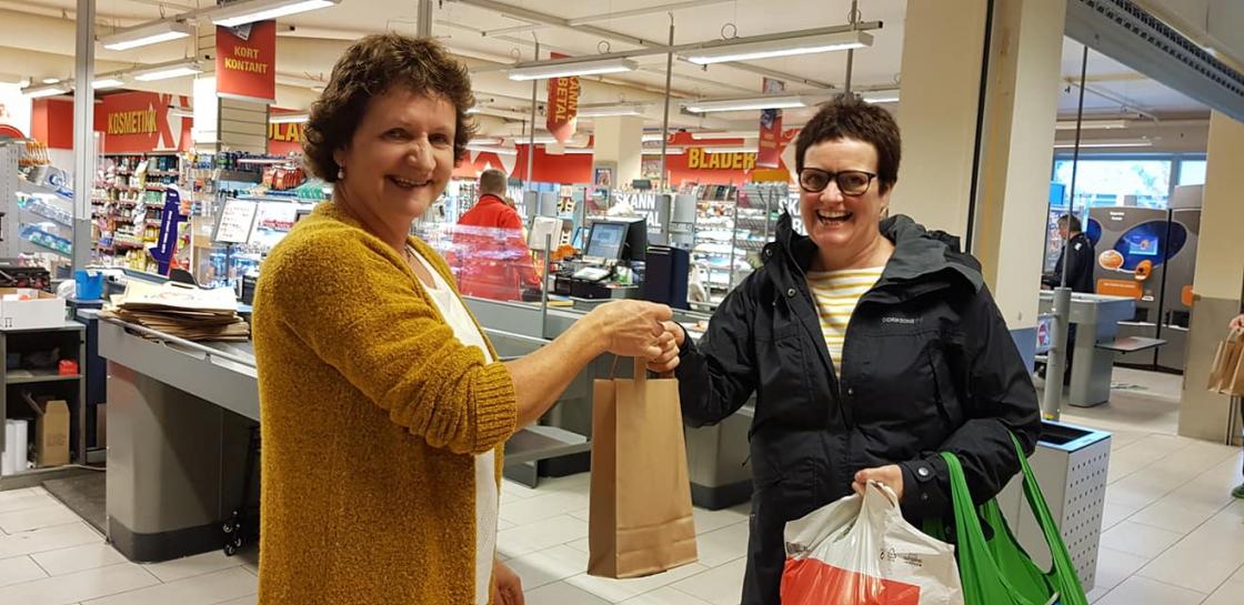 Liv Spilde i Bjørgum bygdekvinnelag deler ut byggposer til blide forbipasserende