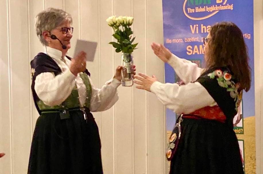 Nadja Stumberg overrakte gavesjekk og blomster fra Østfold bygdekvinnelag