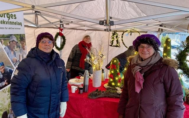 Brandval Bygdekvinnelag solgte julekaker som medlemmene hadde laget. Foto: Brandval Bygdekvinnelag.