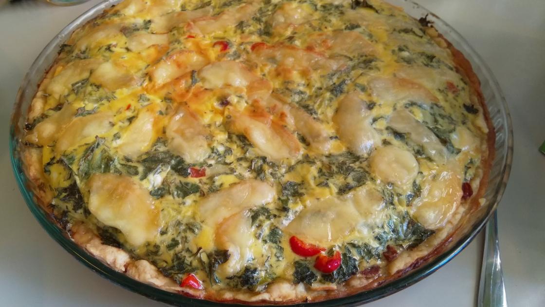 Brennesle-pai med løk og rester av spekepølse og ost