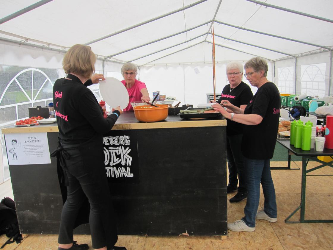 Bygdekvinnene har middagen klar