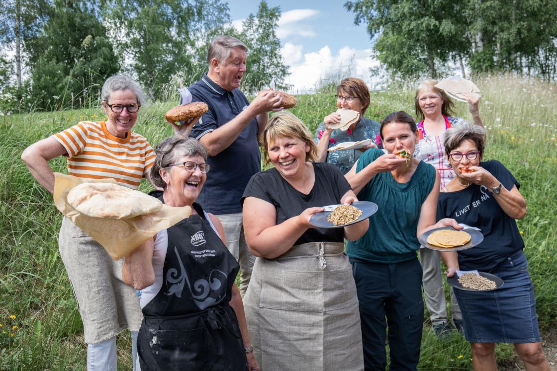 En sliten, men fornøyd test- og matlagingsgjeng feirer at bygglaben er gjennomført og at vi har lært mye om hvilke byggsorter som passer til forskjellige typer mat. Foran fra v. Anne Mari Amlien, Helle Cecilie Berger, Ingrid Gardseth, Jorun Henriksen. Bak fra v. Cesilie Aurbakken, Einar Risvik,  Marie Skjellerud og Ingebjørg Dybdal. Foto: Øyvind Strand Endal.