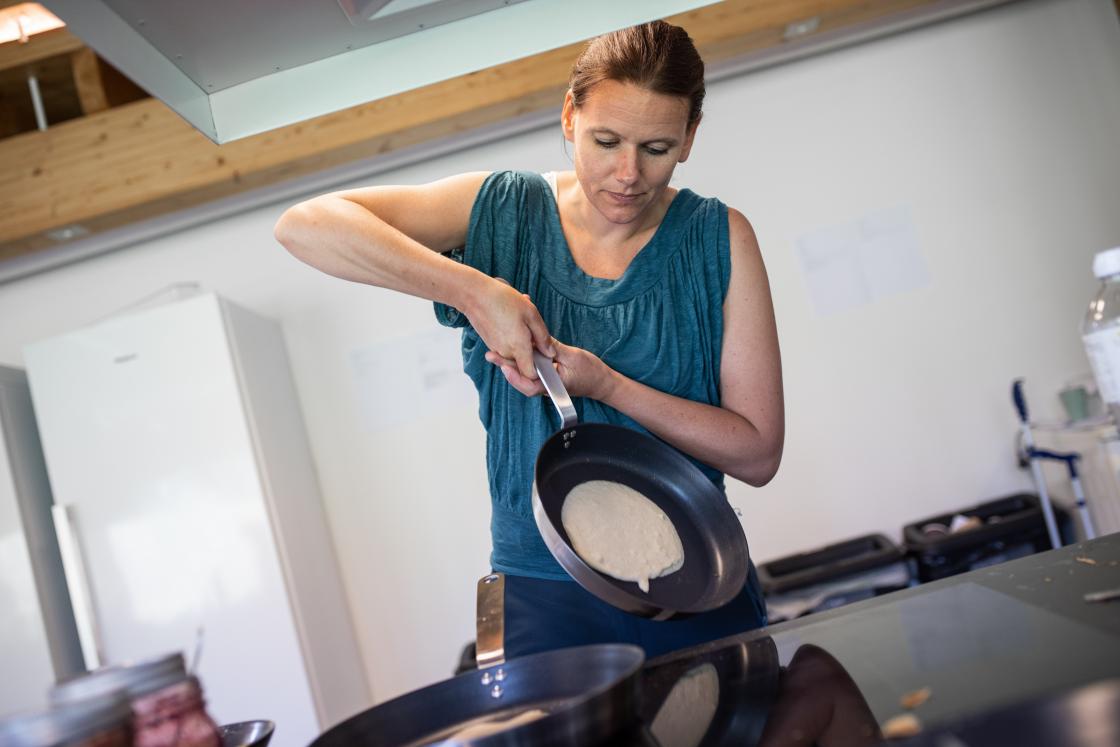 Ingrid Gardseth fra Dyrk mølle i gang med å teste ut ulike sorter byggmel i pannekaker. Foto: Øyvind Strand Endal.
