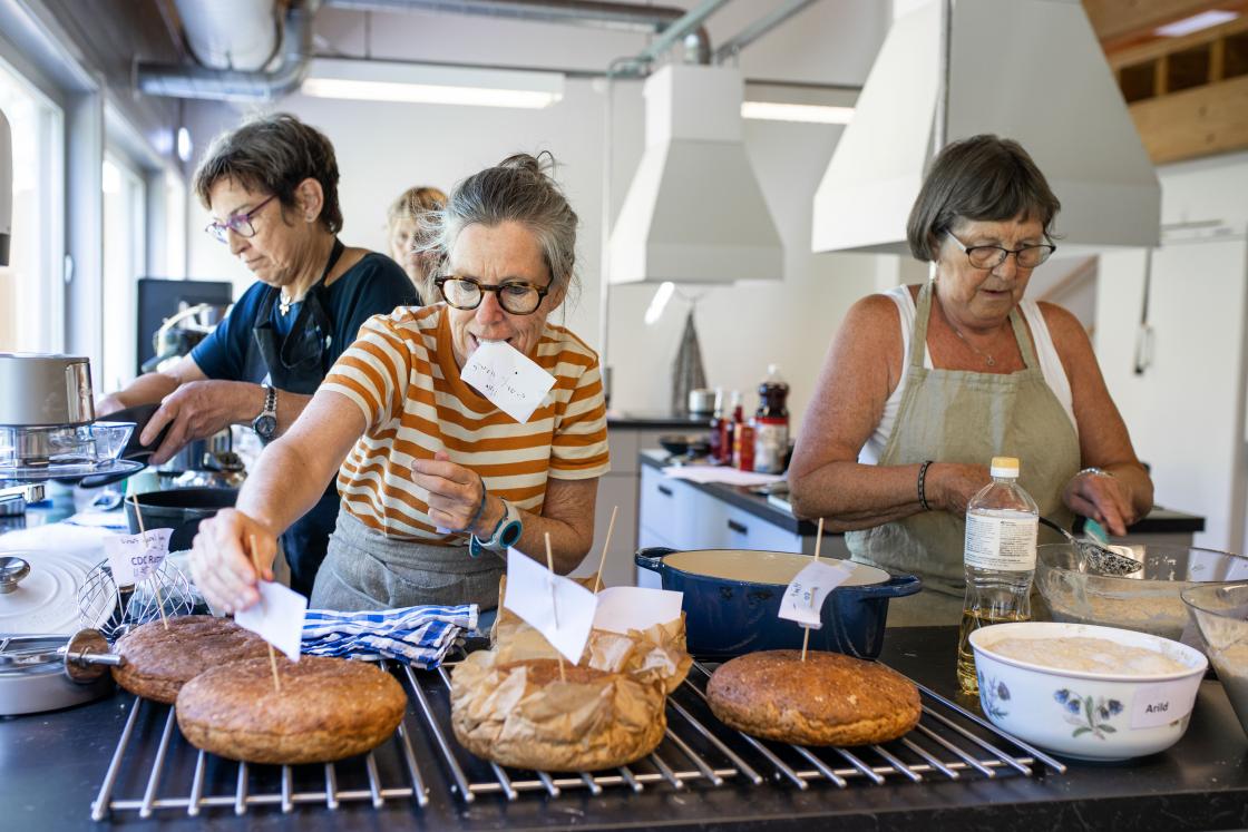 Jorun Henriksen, Cesilie Aurbakken og Anne Mari Amlien var påpasselige med å markere hvilken byggsort som var brukt i hver matrett. Foto: Øyvind Strand Endal.