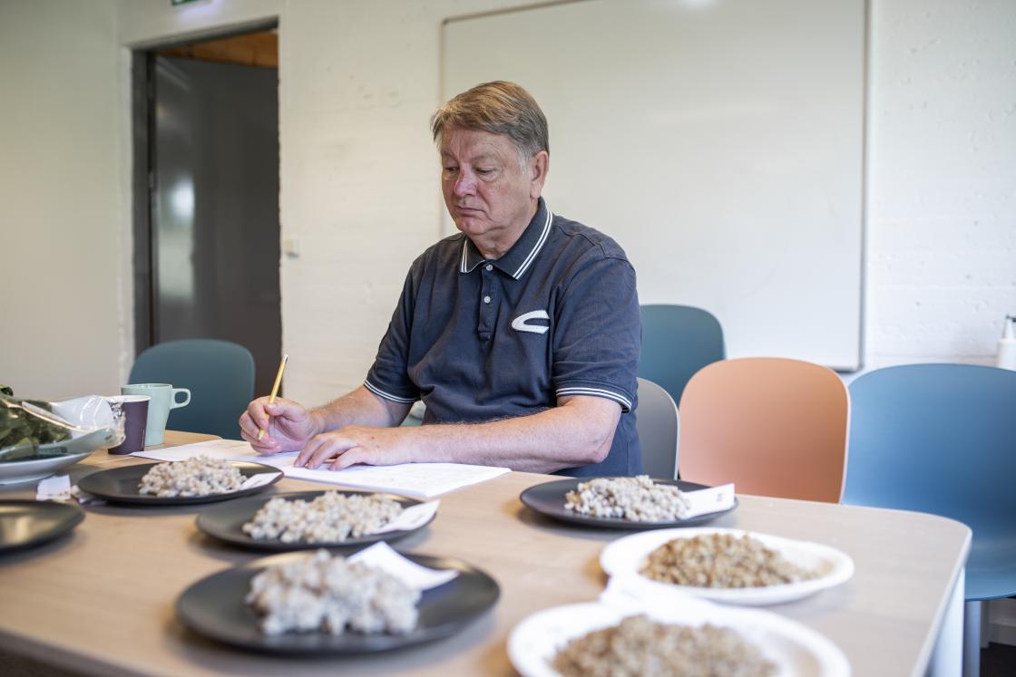 Einar Risvik, seniorforsker i matforskningsinstituttet NOFIMA, ga viktige innspill på valg av matretter og hvordan vi skulle evaluere byggsortenes egenskaper. Foto: Øyvind Strand Endal.