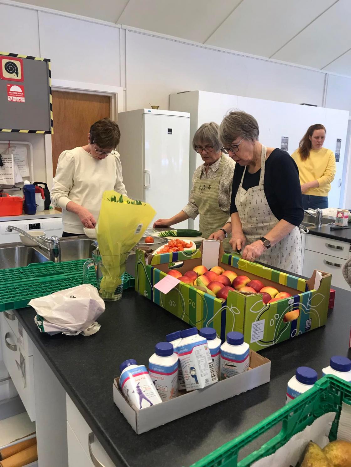 Bygdekvinnene ordner til lunsjen