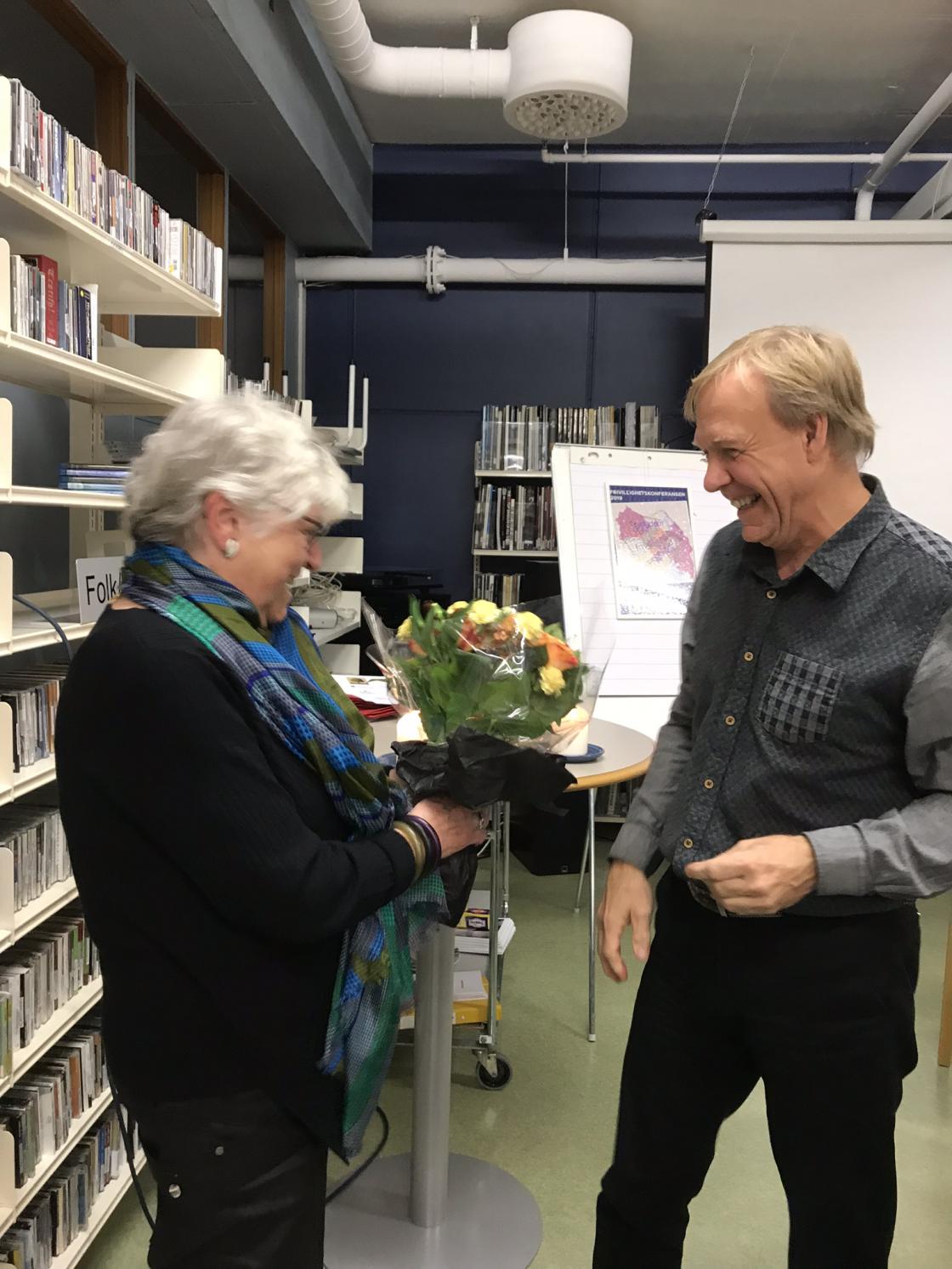 Jon G. Olsen, styreleder i VOFO A, overrekker diplom og blomster.
