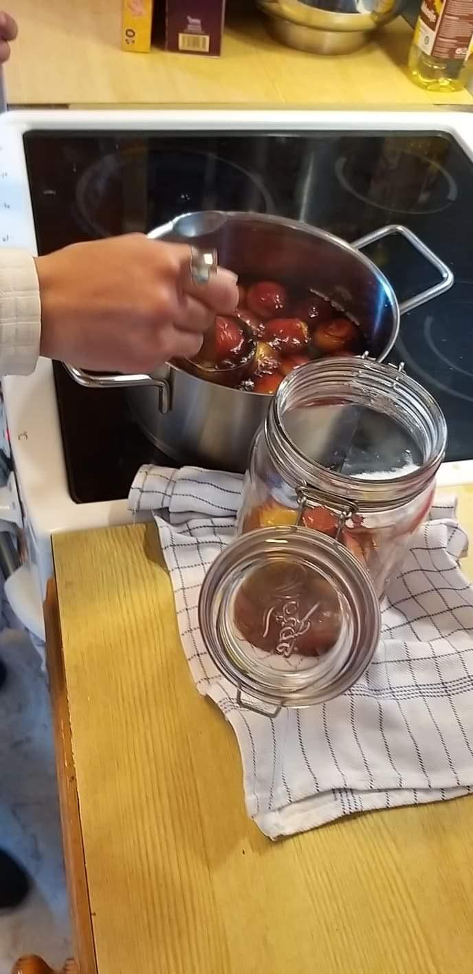 Så skal plommene på glass.