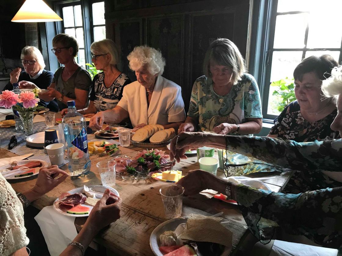 De koste seg rundt bordet