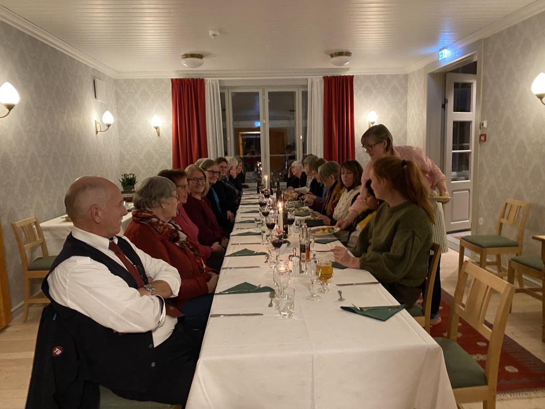 Hedvig serverer drikke