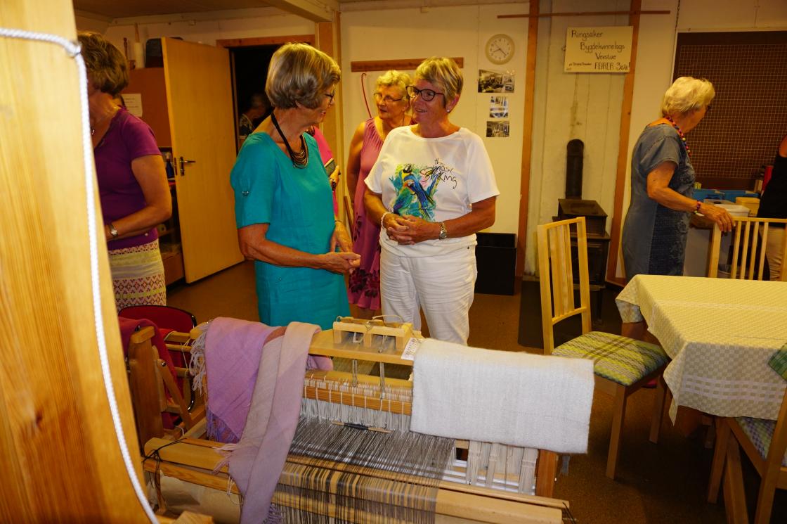 Imponerte damer over utstillingen!