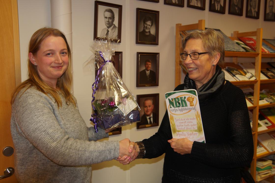 TAKKA AV: Anita Sæther vert takka for innsatsen ho har gjort for laget, av Jenny Myklebust. Sæther har mellom anna vore kasserar og hjulpe til med andre kontoroppgåver.